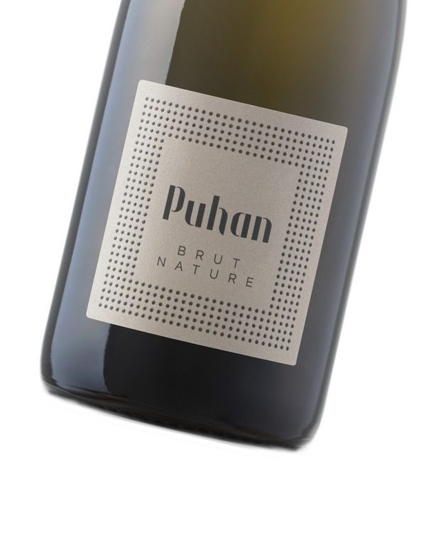 Podrobnost etikete penine Brut Nature Puhan pod kotom