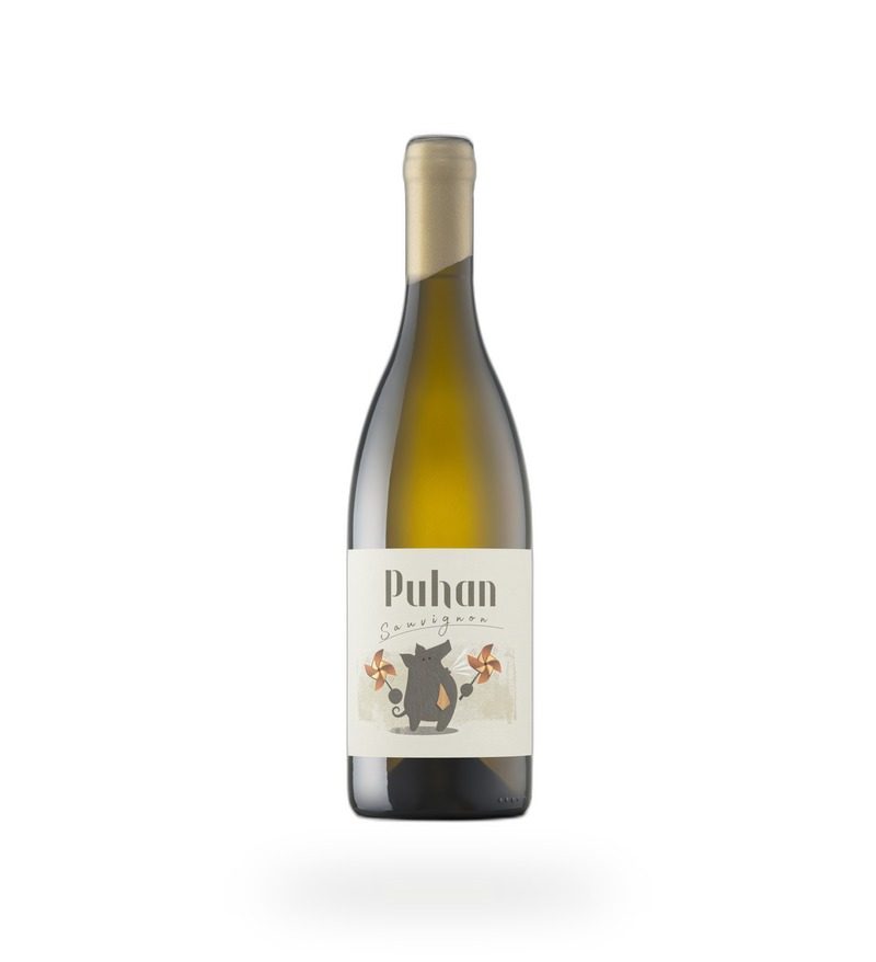 Steklenica vina Sauvignon Puhan na belem ozadju